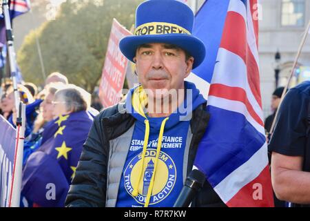 11 Décembre, 2018. Steve Bray, menant à la tête d'un manifestant toujours rester démo sur la journée qui avait été prévue pour le vote utile Brexit. Le vote a été reporté. Chambres du Parlement,London.UK Crédit : michael melia/Alamy Live News Banque D'Images