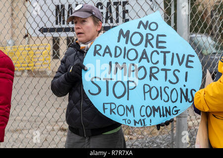 Detroit, Michigan, USA - 10 décembre 2018 - Les militantes du piquetage d'une écologie des États-Unis de l'usine d'élimination des déchets dangereux dans la région de Detroit. Ils protestaient contre des projets de loi à Michigan's canard boiteux que session législative permettrait d'accroître le niveau d'effluents radioactifs des déchets admis dans la fracturation des décharges. Ils craignent qu'elle pourrait aussi conduire à la transformation des déchets radioactifs à l'écologie américaine plante dans un quartier de Detroit à faible revenu. Crédit : Jim West/Alamy Live News Banque D'Images