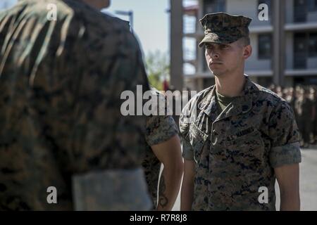 Marines dont le siège et l'entreprise de services, Transports, 1er Bataillon de reconnaissance blindé léger, ont reçu le Marine Corps en transport de l'Unité de maintenance de l'année au Marine Corps Base Camp Pendleton, en Californie, Mars 28, 2017. Le major-général Daniel O'Donohue, le général commandant de la 1 Division de marines, a présenté l'unité avec la bourse. Ce prix est accordé à l'unité la plus remarquable dans le Marine Corps Transports entretien moteur champ qui possède une histoire exemplaire de la sécurité l'entretien des véhicules dans les garnisons et combat. Banque D'Images