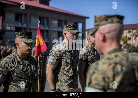 Marines dont le siège et l'entreprise de services, Transports, 1er Bataillon de reconnaissance blindé léger, ont reçu le Marine Corps en transport de l'Unité de maintenance de l'année au Marine Corps Base Camp Pendleton, en Californie, Mars 28, 2017. Le major-général Daniel O'Donohue, le général commandant de la 1 Division de marines, a présenté l'unité avec la bourse. Ce prix est accordé à l'unité la plus remarquable dans le Marine Corps Transports entretien moteur champ qui possède une histoire exemplaire de la sécurité l'entretien des véhicules dans les garnisons et combat. Banque D'Images