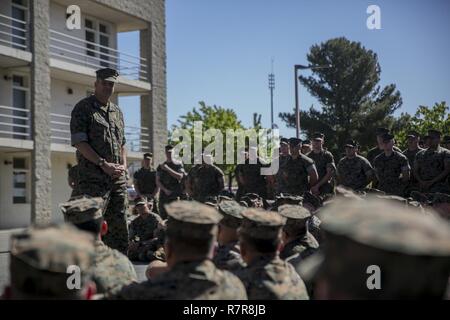 Le major-général Daniel O'Donohue, le général commandant de la 1 Division de marines, présente le Corps des marines en transport de l'Unité de maintenance de l'année décerné à marines avec siège et Service Company, 1er Bataillon de reconnaissance blindé léger au Marine Corps Base Camp Pendleton, en Californie, Mars 28, 2017. Ce prix est accordé à l'unité la plus remarquable dans le Marine Corps Transports entretien moteur champ qui possède une histoire exemplaire de la sécurité l'entretien des véhicules dans les garnisons et combat. Banque D'Images