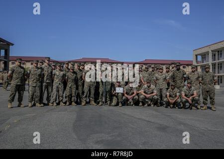 Marines dont le siège et l'entreprise de services, Transports, 1er Bataillon de reconnaissance blindé léger, ont reçu le Marine Corps en transport de l'Unité de maintenance de l'année au Marine Corps Base Camp Pendleton, en Californie, Mars 28, 2017. Le major-général Daniel O'Donohue, le général commandant de la 1 Division de marines, a présenté l'unité avec la bourse. Ce prix est accordé à l'unité la plus remarquable dans le Marine Corps Transports entretien moteur champ qui possède une histoire exemplaire de la sécurité l'entretien des véhicules dans les garnisons et combat. Banque D'Images