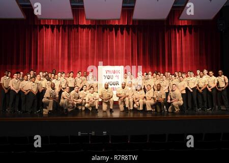 VIRGINIA BEACH, en Virginie (28 mars 2017) Premier maître de la région de Hampton Roads et les cadets de la Marine du High School se réserve Junior Officers Training Corps posent pour une photo de groupe. La visite à l'école secondaire locale pour offrir du mentorat aux cadets faisait partie des célébrations en l'honneur de l'anniversaire du premier maître de la communauté. La Marine a créé le grade de premier maître de 124 ans le 1 avril 1893. Banque D'Images