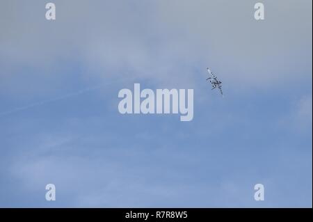 La U.S. Air Force A-10C Thunderbolt II de l'A-10 West Heritage Flight Team effectue un rouleau dans le sens horaire au cours de la Los Angeles County Air Show à Lancaster, en Californie, le 25 mars 2017. L'UN WHFT-10 est prévue pour effectuer en 9 plus d'air tout au long de l'US cette année. Banque D'Images