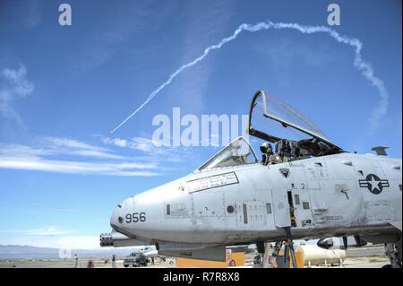 La U.S. Air Force A-10C Thunderbolt II à partir de la 10 Ouest l'équipe de vol du patrimoine repose sur la ligne de vol lors du Los Angeles County Air Show à Lancaster, en Californie, le 26 mars 2017. C'est l'équipe de first air indiquent le rendement après presque cinq années de démantèlement. Banque D'Images