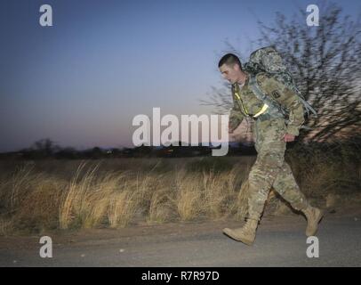 Réserve de l'armée de la CPS. Joshua Anderson, spécialiste des technologies de l'information attribuée à la 335e commande de signal (théâtre), est dispensé à la ligne d'arrivée d'un temps de 10 kilomètres de ruck mars avec une 35 livres de matériel sur son dos le 30 mars, dans le cadre de la commande 2017 du concours meilleur guerrier à Fort Huachuca, en Arizona. Banque D'Images