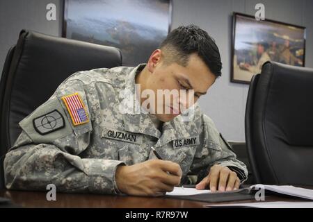 Le personnel de la réserve de l'Armée de Sgt. Erik Guzman, personnel des technologies de l'information sous-officier et natif d'Austin, Texas, affecté à la 820e compagnie de transmissions, 98e Bataillon du Corps expéditionnaire, Signal de commande du signal 335(Théâtre) répond à des questions sur un examen écrit le 30 mars, dans le cadre de la compétition 2017 Meilleur guerrier, qui se tiendra à Fort Huachuca, en Arizona. Banque D'Images