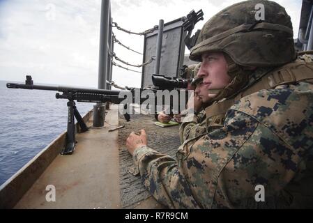 Mer des Philippines (29 mars 2017) lance le Cpl. Darien Peters, milieu de Muenster, Texas, affecté à la 31e Marine Expeditionary Unit (MEU), mans une M240B machine gun à bord du navire d'assaut amphibie USS Bonhomme Richard (DG 6) dans le cadre de la simulation d'un exercice destiné à transit détroits États-unis Navy-Marine Corps procédures intégrée de la défense. Bonhomme Richard, navire amiral du Bonhomme Richard, avec groupe expéditionnaire lancé 31e Marine Expeditionary Unit, est sur une patrouille de routine, opérant dans la région du Pacifique-Indo-Asia pour améliorer l'état de préparation et la posture de combat de l'avant en tant que prêt-re Banque D'Images