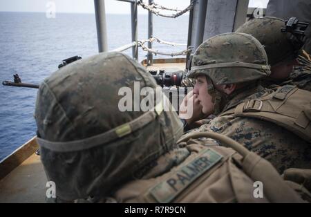 Mer des Philippines (29 mars 2017) lance le Cpl. Darien Peters, milieu de Muenster, Texas, affecté à la 31e Marine Expeditionary Unit (MEU), mans une mitrailleuse M240B au cours d'un exercice de tir à bord du navire d'assaut amphibie USS Bonhomme Richard (DG 6). Bonhomme Richard, navire amiral du Bonhomme Richard, avec groupe expéditionnaire lancé 31e Marine Expeditionary Unit, est sur une patrouille de routine, opérant dans la région du Pacifique-Indo-Asia pour améliorer l'état de préparation et la posture de combat de l'avant en tant que force de réaction-prêt pour tout type d'imprévus. Banque D'Images