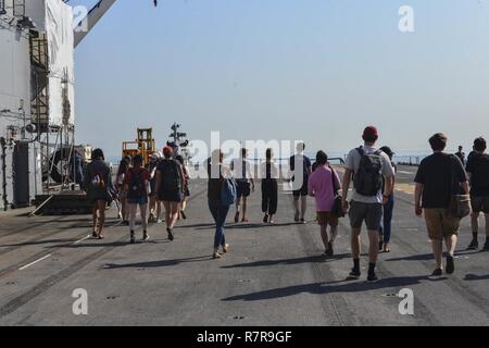 MAYPORT, Floride (29 mars 2017) - Les étudiants du département de géographie à l'University College London tour le poste de pilotage de l'assaut amphibie USS Iwo Jima (DG 7). Iwo Jima est récemment revenu à son port d'attache après la tenue d'une série de certifications et qualifications. Banque D'Images