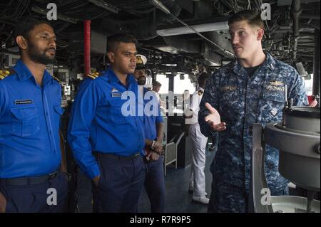 COLOMBO, Sri Lanka (29 mars 2017) Le lieutenant J.G. Matthieu Steffins, droite, de Chestertown, MD), traite de l'équipement de la passerelle avec des officiers de la marine sri-lankaise à bord du navire de débarquement quai amphibie USS Comstock (LSD 45). Comstock et la 11ème unité expéditionnaire de marines sont au Sri Lanka pour échanger de l'expertise sur une gamme de sujets, dans le cadre d'échanges permanents entre les deux forces pour améliorer les compétences et renforcer les relations. Banque D'Images