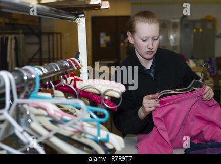 La NORFOLK (23 mars 2017) l'Aviation maître de Manœuvre (carburant) Airman Mikala Singletary, à partir de puits, au Minnesota, et affecté au porte-avions USS George Washington (CVN 73), les bénévoles de la Mission de l'Union européenne Ministères. Une mission de l'Union européenne est une organisation sans but lucratif qui fournit de la nourriture, un abri et des vêtements pour les sans-abri. George Washington est homeported à Norfolk se préparent à partir à Newport News, Virginie pour le ravitaillement du navire révision complexe (RCOH) maintenance. Banque D'Images