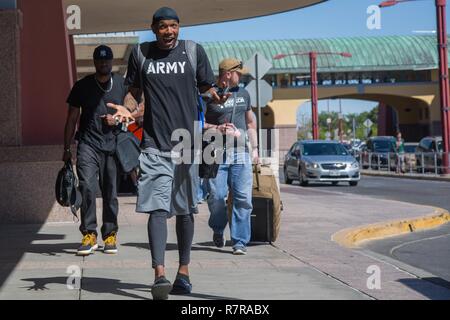 Vétéran de l'armée américaine, Adam Blow, pose pour une photo lors de la marche pour charger le bus pour le guerrier et l'Armée de transition des soins cliniques à Fort Bliss au Texas, le 27 mars 2017. Environ 80 blessés, malades et blessés des soldats d'active et les anciens combattants sont en compétition dans huit différents sports 2-6 Avril à représentent l'équipe à l'Armée 2017 Ministère de la Défense Jeux de guerrier. Banque D'Images