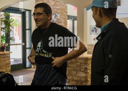 Le colonel de l'armée américaine Micheal Malone reçoit un procès de l'Armée de tee shirt pour les essais de l'armée à Fort Bliss au Texas, le 27 mars 2017. Environ 80 blessés, malades et blessés des soldats d'active et les anciens combattants sont en compétition dans huit différents sports 2-6 Avril à représentent l'équipe à l'Armée 2017 Ministère de la Défense Warrior Gamess. Banque D'Images