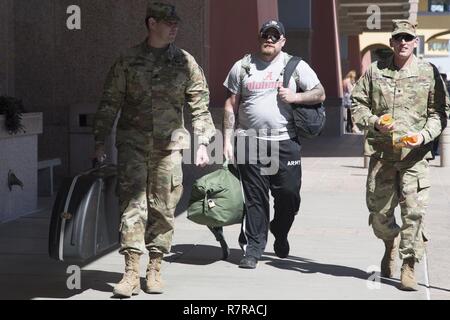 Vétéran de l'armée américaine, David Heaton, arrive pour le guerrier et l'Armée de transition des soins cliniques à Fort Bliss au Texas, le 27 mars 2017. Environ 80 blessés, malades et blessés des soldats d'active et les anciens combattants sont en compétition dans huit différents sports 2-6 Avril à représentent l'équipe à l'Armée 2017 Ministère de la Défense Warrior Gamess. Banque D'Images