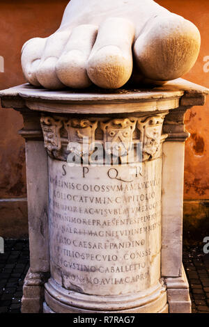 Un pied d'une grande statue de Constantin debout dans la cour du Palais des Conservateurs à Rome. Banque D'Images