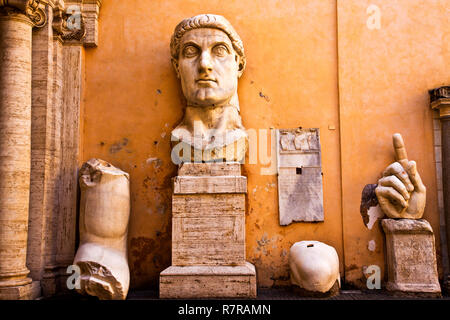 Différentes parties d'une grande statue de Constantin debout dans la cour du Palais des Conservateurs à Rome. Banque D'Images