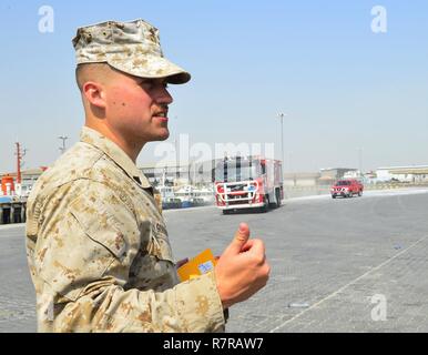 L'exercice conjoint des États-Unis et tests CBRNE Koweïtiens réponse civile et militaire. Des intervenants d'urgence civile et militaire du Koweït et les États-Unis mener une substance chimique, biologique, radiologique et nucléaire Défense la détection, l'évaluation et d'intervention dans le cadre de l'exercice exercice Eagle résoudre, le 30 mars 2017, au Koweït. L'exercice consistait en un scénario de détection de fuite de rayonnements dangereux un conteneur d'expédition récemment livré au port. L'équipe d'intervention conjointe composée de la Garde nationale, de l'armée koweïtienne, l'incendie et des unités de police avec la U.S. Coast Guard, réserve marine, Banque D'Images