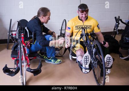 Vétéran de l'armée américaine, Patrick Timmins, plaisanteries avec un équipement maintence manager avant de participer dans le cycle de formation pour le guerrier et l'Armée de transition des soins cliniques à Fort Bliss, Texas, le 29 mars 2017. Environ 80 blessés, malades et blessés des soldats en service actif et les anciens combattants sont en compétition dans huit différents sports 2-6 avril pour l'occasion de représenter l'Armée de l'équipe au ministère de la Défense 2017 Jeux de guerrier. Banque D'Images