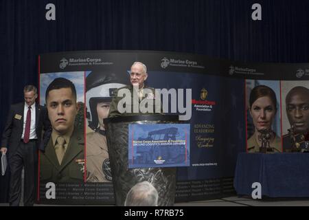 L'arrière de l'US Navy Adm. Brent W. Scott, aumônier de la Marine Corps, donne la parole durant l'assemblée annuelle de l'Association du Corps des Marines et de la Fondation (MCA&F) Terrain Prix de la logistique Le dîner au Crystal Gateway Marriott, Arlington, Va., le 24 mars 2017. Chaque année, le MCA&F Terrain Prix de la logistique Le dîner est tenu de présenter les prix à s'enrôle, officier civil et des logisticiens. Banque D'Images