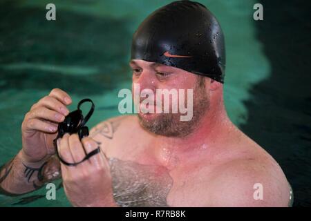 Vétéran de l'armée américaine, Patrick Timmins, les trains pour l'épreuve de natation pour le guerrier et l'Armée de transition des soins cliniques à Fort Bliss, au Texas, le 30 mars 2017. Environ 80 blessés, malades et blessés des soldats d'active et les anciens combattants sont en compétition dans huit différents sports 2-6 avril pour l'occasion de représenter l'Armée de l'équipe au ministère de la Défense 2017 Jeux de guerrier. Banque D'Images