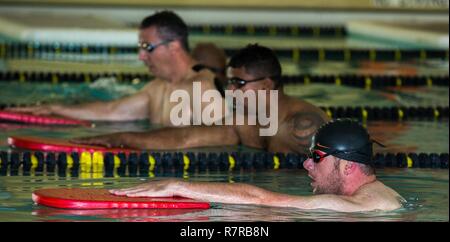 Vétéran de l'armée américaine, Patrick Timmins, les trains pour l'épreuve de natation pour le guerrier et l'Armée de transition des soins cliniques à Fort Bliss, au Texas, le 30 mars 2017. Environ 80 blessés, malades et blessés des soldats d'active et les anciens combattants sont en compétition dans huit différents sports 2-6 avril pour l'occasion de représenter l'Armée de l'équipe au ministère de la Défense 2017 Jeux de guerrier. Banque D'Images