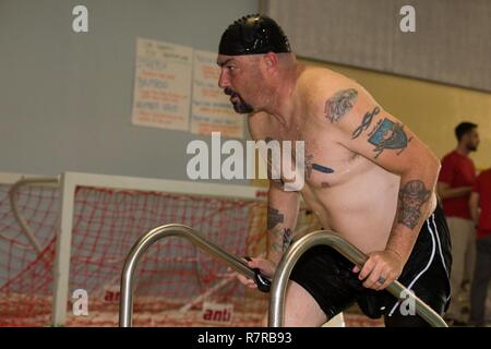 Vétéran de l'armée américaine, Shawn Vosburg, les trains pour l'épreuve de natation pour le guerrier et l'Armée de transition des soins cliniques à Fort Bliss, au Texas, le 30 mars 2017. Environ 80 blessés, malades et blessés des soldats d'active et les anciens combattants sont en compétition dans huit différents sports 2-6 avril pour l'occasion de représenter l'Armée de l'équipe au ministère de la Défense 2017 Jeux de guerrier. Banque D'Images