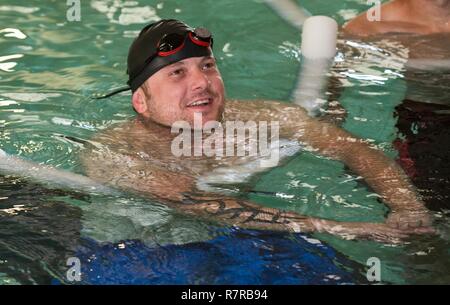 Vétéran de l'armée américaine, Patrick Timmins, les trains pour l'épreuve de natation pour le guerrier et l'Armée de transition des soins cliniques à Fort Bliss, au Texas, le 30 mars 2017. Environ 80 blessés, malades et blessés des soldats d'active et les anciens combattants sont en compétition dans huit différents sports 2-6 avril pour l'occasion de représenter l'Armée de l'équipe au ministère de la Défense 2017 Jeux de guerrier. Banque D'Images