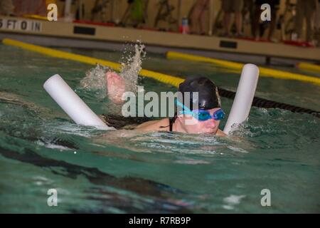 Le sergent de l'armée américaine. Rachel Salemink, Ft. Bliss, Tx., les trains pour l'épreuve de natation pour le guerrier et l'Armée de transition des soins cliniques à Fort Bliss, au Texas, le 30 mars 2017. Environ 80 blessés, malades et blessés des soldats d'active et les anciens combattants sont en compétition dans huit différents sports 2-6 avril pour l'occasion de représenter l'Armée de l'équipe au ministère de la Défense 2017 Jeux de guerrier. Banque D'Images