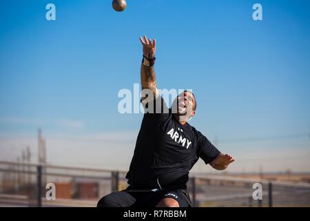 Le sergent de l'armée américaine. Chris McGinnis, lance la balle au cours de la pratique de la séance d'activité pour lancer le Guerrier et l'Armée de transition des soins cliniques à Fort Bliss au Texas, le 30 mars, 2017. Environ 80 blessés, malades et blessés des soldats d'active et les anciens combattants sont en compétition dans huit différents sports 2-6 avril pour l'occasion de représenter l'Armée de l'équipe au ministère de la Défense 2017 Jeux de guerrier. Banque D'Images