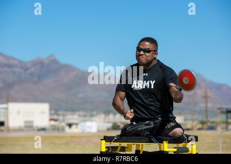 Vétéran de l'armée américaine, Ryan Major, jette sur la pratique de discus discus séance d'activité pour le guerrier et l'Armée de transition des soins cliniques à Fort Bliss au Texas, le 30 mars, 2017. Environ 80 blessés, malades et blessés des soldats d'active et les anciens combattants sont en compétition dans huit différents sports 2-6 avril pour l'occasion de représenter l'Armée de l'équipe au ministère de la Défense 2017 Jeux de guerrier. Banque D'Images