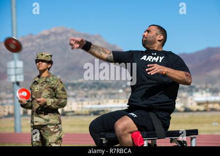 Le sergent de l'armée américaine. Chris McGinnis, lance le débat sur la pratique de la séance pour le guerrier de l'événement de discus et l'Armée de transition des soins cliniques à Fort Bliss au Texas, le 30 mars, 2017. Environ 80 blessés, malades et blessés des soldats d'active et les anciens combattants sont en compétition dans huit différents sports 2-6 avril pour l'occasion de représenter l'Armée de l'équipe au ministère de la Défense 2017 Jeux de guerrier. Banque D'Images