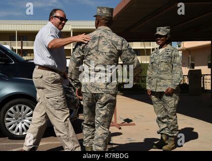 Le général à la retraite Philip Breedlove, un ancien commandant de la 56e Escadre de chasse, salue des aviateurs à son arrivée à l'École de leadership à l'aviateur, le 30 mars 2017, à la base aérienne de Luke, Arizona) Breedlove visité Luc et ont interagi avec des aviateurs au cours de sa visite de deux jours, de partager ses histoires et conseils de ses 42 ans de carrière dans l'Armée de l'air. Banque D'Images