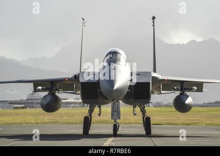 Un U.S. Air Force F-15 Eagle de la California Air National Guard's 144e Escadre de chasse des taxis pour le matin, sortie le 30 mars 2017, au cours de l'Aloha Sentry 17-03. Aloha Sentry est un exercice dirigé par Air Guard qui fournit un courant, réaliste, et l'environnement de formation intégrée pour l'US Air Force et de partenaires. (Air National Guard Banque D'Images