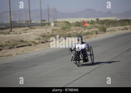 Vétéran de l'armée américaine, Patrick Timmins, les trains pour le guerrier et l'Armée de transition des soins cliniques à Fort Bliss au Texas, le 31 mars 2017. Environ 80 blessés, malades et blessés des soldats d'active et les anciens combattants sont en compétition dans huit différents sports 2-6 avril pour l'occasion de représenter l'Armée de l'équipe au ministère de la Défense 2017 Jeux de guerrier. Banque D'Images