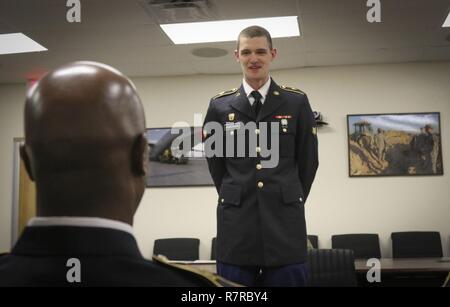 Réserve de l'armée de la CPS. Josh Anderson, spécialiste des technologies de l'information, affecté à la 335e commande Signaux (théâtre), répond aux questions du sergent de la commande. Ronnie majeur Agriculteur, sergent-major de commandement pour le 335SC (T), au cours d'un examen oral de sélection au cours de la commande 2017 du concours meilleur guerrier à Fort Huachuca, en Arizona le 31 mars. Banque D'Images