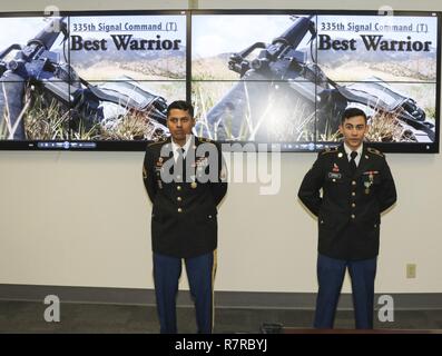 Réserve de l'armée de la CPS. Julian Ditona (droite) un des systèmes de transmission multi-canaux/responsable de l'opérateur, affecté à la 98e Bataillon du Corps expéditionnaire, Signal 335SC (T) parle à ses adversaires et les hauts membres du conseil oral enrôlés au cours d'une cérémonie de remise de prix à la commande 2017 du concours meilleur guerrier à Fort Huachuca, en Arizona le 31 mars, alors que le personnel de la réserve de l'Armée de Sgt. Erick Guzman (à gauche), de la technologie de l'information sous-direction, personnel affecté à la 820e compagnie de transmissions, 98e Bataillon, Signal expéditionnaire 335SC (T) en écoute. Après cinq jours de travail physique et mentale exigeant c Banque D'Images