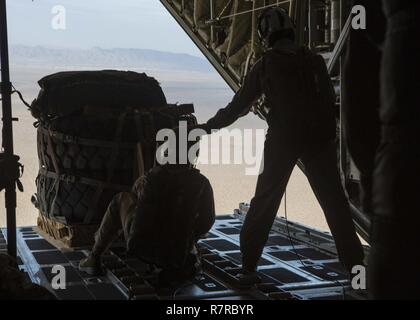 Les Marines américains présents à armes et tactiques Cours Intructors (WTI) 2-17 effectuer une livraison aérienne à bord d'un KC-130J Super Hercules près de Marine Corps Air Station Yuma (Arizona), le 31 mars 2017. Armes et tactiques - Instructeur (WTI) est une formation de 7 semaines organisé par MAWTS-1 cadre, qui met l'intégration opérationnelle des six fonctions de l'aviation du Corps des Marines à l'appui d'une masse d'Air Maritime Task Force et fournit les tactiques avancées la formation et la certification des qualifications des instructeurs de l'unité de soutien à la formation et à l'état de préparation de l'aviation maritime et aide à developi Banque D'Images