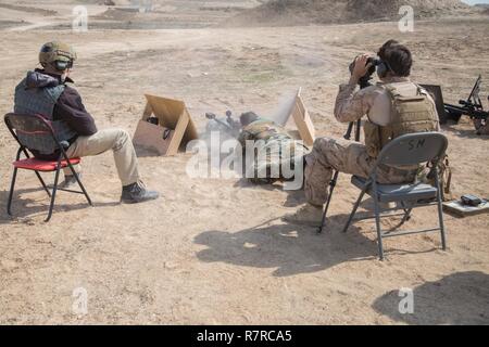 Un soldat des forces de sécurité iraquiennes, centre, tire un Steyr HS-50 fusil de sniper sous l'œil attentif d'un formateur U.S. Marine Corps déployés à l'appui de la Force opérationnelle interarmées - Fonctionnement inhérents résoudre au cours de formation au tir au camp avancé Manion, l'Iraq, le 28 mars 2017. Les forces de la Coalition train pour améliorer les aptitudes au combat de l'ISF pour augmenter le succès sur le champ de bataille.. Les GFIM-OIR est la Coalition mondiale pour vaincre ISIS en Iraq et en Syrie. Banque D'Images