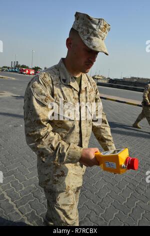 L'exercice conjoint des États-Unis et tests CBRNE Koweïtiens réponse civile et militaire. Des intervenants d'urgence civile et militaire du Koweït et les États-Unis mener une substance chimique, biologique, radiologique et nucléaire Défense la détection, l'évaluation et d'intervention dans le cadre de l'exercice exercice Eagle résoudre, le 30 mars 2017, au Koweït. L'exercice consistait en un scénario de détection de fuite de rayonnements dangereux un conteneur d'expédition récemment livré au port. L'équipe d'intervention conjointe composée de la Garde nationale, de l'armée koweïtienne, l'incendie et des unités de police avec la U.S. Coast Guard, réserve marine, Banque D'Images