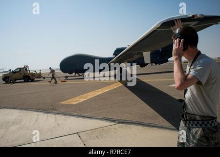 Les membres du 380e Escadron de maintenance expéditionnaire achevé des vérifications en vol sur un EQ-4 Global Hawk équipés d'un nœud de communications aéroporté de bataille dans un endroit inconnu en Asie du Sud-Ouest, le 1 avril 2017. La fin de cette mission a marqué 1000 sorties consécutives sans annuler l'entretien tout en appuyant l'intervention conjointe combinée Force-Operation résoudre inhérent. Ces avions téléguidés ont fourni un pont de communication entre les ressources de la Coalition travaillant pour vaincre ISIS dans la zone de responsabilité. Banque D'Images