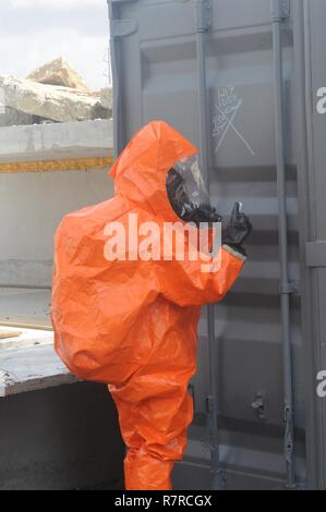 FORT GORDON FIRE DEPARTMENT DOMAINE DE FORMATION, Fort Gordon, GA, le 27 mars 2017 Caroline du Sud- La Garde nationale armée, représentant la 43e équipe de soutien civil, ferme la porte après qu'ils contiennent un biohazard lab stimulée durant la garde vigilante 17. Banque D'Images