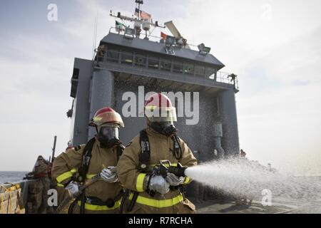 Avec les soldats la 481ème Détachement de transport, une unité de la réserve de l'armée basée à Port Hueneme, Californie, réagir à un exercice d'incendie à bord du bateau de débarquement (LCU 2013 Utilitaire 2013) "Churubusco" dans la région du Golfe, le 31 mars 2017. Banque D'Images