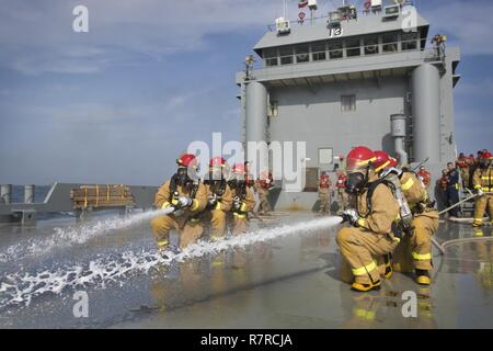 Avec les soldats la 481ème Détachement de transport, une unité de la réserve de l'armée basée à Port Hueneme, Californie, réagir à un exercice d'incendie à bord du bateau de débarquement (LCU 2013 Utilitaire 2013) "Churubusco" dans la région du Golfe, le 31 mars 2017. Banque D'Images