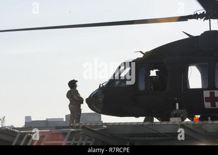 L'hôpital de l'Université d'AUGUSTA, Augusta, Ga, le 29 mars 2017 - L'Armée de Géorgie Garde Nationale Le s.. Anna Dietrich de détachement 2, la Compagnie Charlie, 1er Bataillon, 169e Régiment d'aviation basée à Hunter Army Airfield, montres les hélices du CH-47 Black Hawk ralentir après un atterrissage sur l'héliport de l'hôpital de l'Université d'Augusta vigilants pendant 17 garde. (La Garde Nationale de Géorgie Banque D'Images