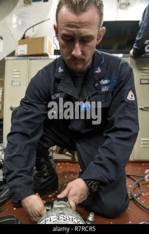 La flotte des États-Unis 7E SALON DE LA PAIX (25 mars 2017) Dommage Controlman Cory Bowers, de Los Angeles, procède à l'entretien sur un appareil à bord du réservoir de classe Ticonderoga croiseur lance-missiles USS Lake Champlain (CG 57). Le lac Champlain est en fonction d'un programme de déploiement de l'ouest du Pacifique avec le groupe aéronaval du Carl Vinson dans le cadre de la flotte américaine du Pacifique visant à étendre la commande et des fonctions de contrôle des États-unis 3e Flotte de l'Indo-Asia-région du Pacifique. Porte-avions de la marine ont patrouillé la grève des groupes Indo-Asia-Pacifique régulièrement et systématiquement f Banque D'Images