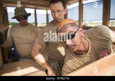 MAYAPO, Colombie (30 mars 2017) - électricien de construction 2e classe JanRainier San Juan (avant), originaire de Fontaine, au Colorado, affecté à l'unité d'entretien Construction Battalion (CBMU) 202, Norfolk, en Virginie ; Aide technique 2e classe Gabriel Jimenez, originaire de Colombie aussi attribué CBMU-202 ; et un Colombien de construction d'un plateau flottant dans une cuisine construite pour une tribu Wayuu dans Mayapo, Colombie, au cours de Formation Continue 2017 Promesse (CP-17). CP-17 est un U.S. Southern Command-parrainé et U.S. Naval Forces Southern Command/U.S. 4ème flotte-déploiement effectué pour mener des opérations civiles et militaires Banque D'Images