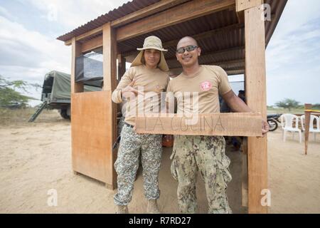 MAYAPO, Colombie (30 mars 2017) - électricien de construction 2e classe JanRainier San Juan (à droite), originaire de Fontaine, au Colorado, affecté à l'unité d'entretien Construction Battalion (CBMU) 202, Norfolk, Va., et un marin colombien devant une cuisine construite pour une tribu Wayuu dans Mayapo, Colombie, au cours de Formation Continue 2017 Promesse (CP-17). CP-17 est un U.S. Southern Command-parrainé et U.S. Naval Forces Southern Command/U.S. 4ème flotte-déploiement effectué pour mener des opérations civiles et militaires y compris l'assistance humanitaire, missions de formation, de soins médicaux, dentaires, et d'une assistance vétérinaire Banque D'Images