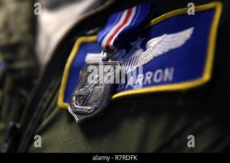 Le Major de l'US Air Force Nathan Barron, 156e Airlift Wing, montre sa famille le soldat de la Garde nationale de Caroline du Nord et d'un membre de la médaille pour l'héroïsme après une cérémonie tenue à la Caroline du Nord, de la base de la Garde nationale aérienne de l'Aéroport International de Charlotte Douglas, le 1 avril 2017. Barron a reçu la médaille pour ses actions courageuses et décisives comme pilote civil sur un PSA Airlines vol où il s'attaquer à un passager indiscipliné et de manoeuvre au sol après avoir agressé un agent de bord. Barron a continué de soumettre le passager jusqu'à l'arrivée de l'application de la loi qui a sauvé la vie de la Banque D'Images