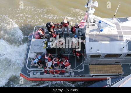 La Géorgie RIVER QUEEN, Savannah, GA, le 29 mars 2017 - le 48e avec les gardes et les équipes de soutien civil 45e hors de la Floride et Washington se préparent à monter à bord d'un navire de croisière en bateau pour enquêter sur une éventuelle menace de matières dangereuses au cours de la simulation d'un événement de formation au cours de la garde vigilante 17. Le vaisseau cible-embarquement en cours a été rendu possible par la Garde côtière des États-Unis. Banque D'Images